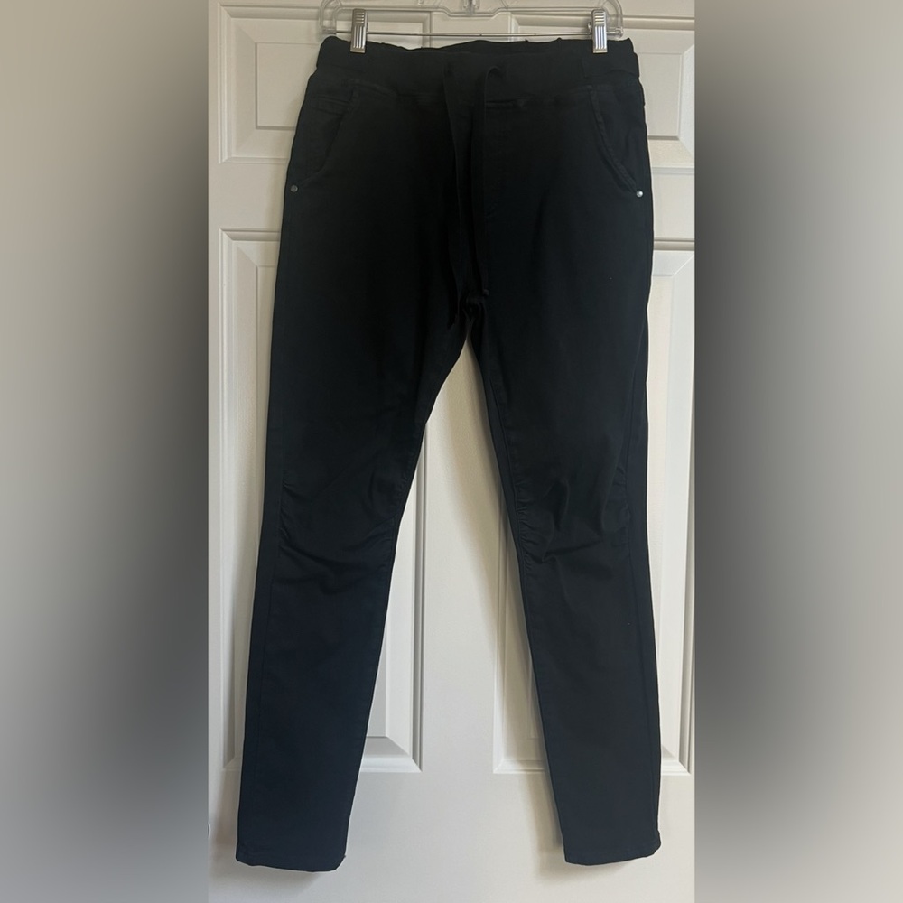 Femme Fatale Women's Black Skinny Pants 
Size M